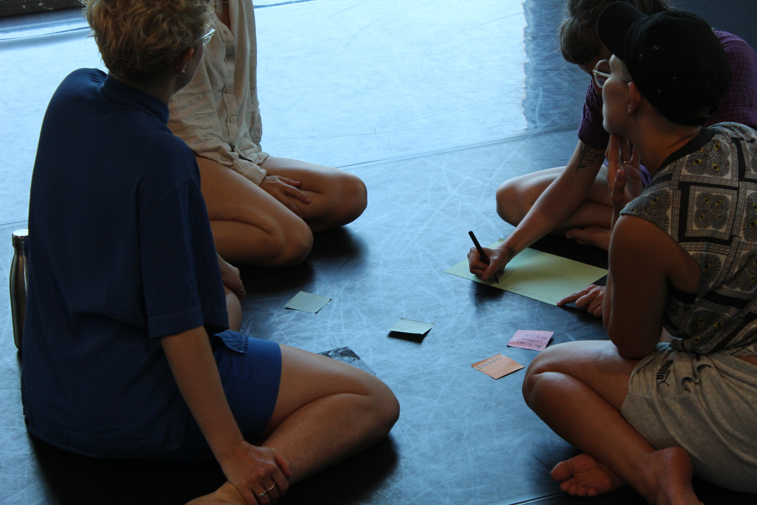Dramaturgies errantes : ou comment s&rsquo;orienter et se perdre dans les paysages dramaturgiques